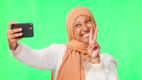 mujer islámica, selfie y pantalla verde para la paz