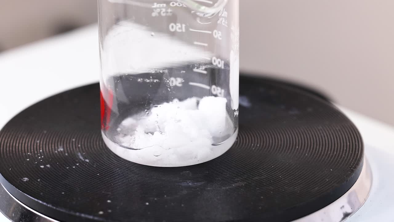 acetato de sodio cristalizándose en un vaso sobre una placa caliente