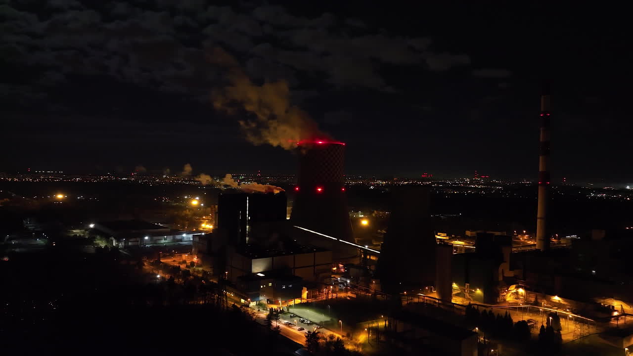 Vista Aérea Nocturna de una Central Eléctrica