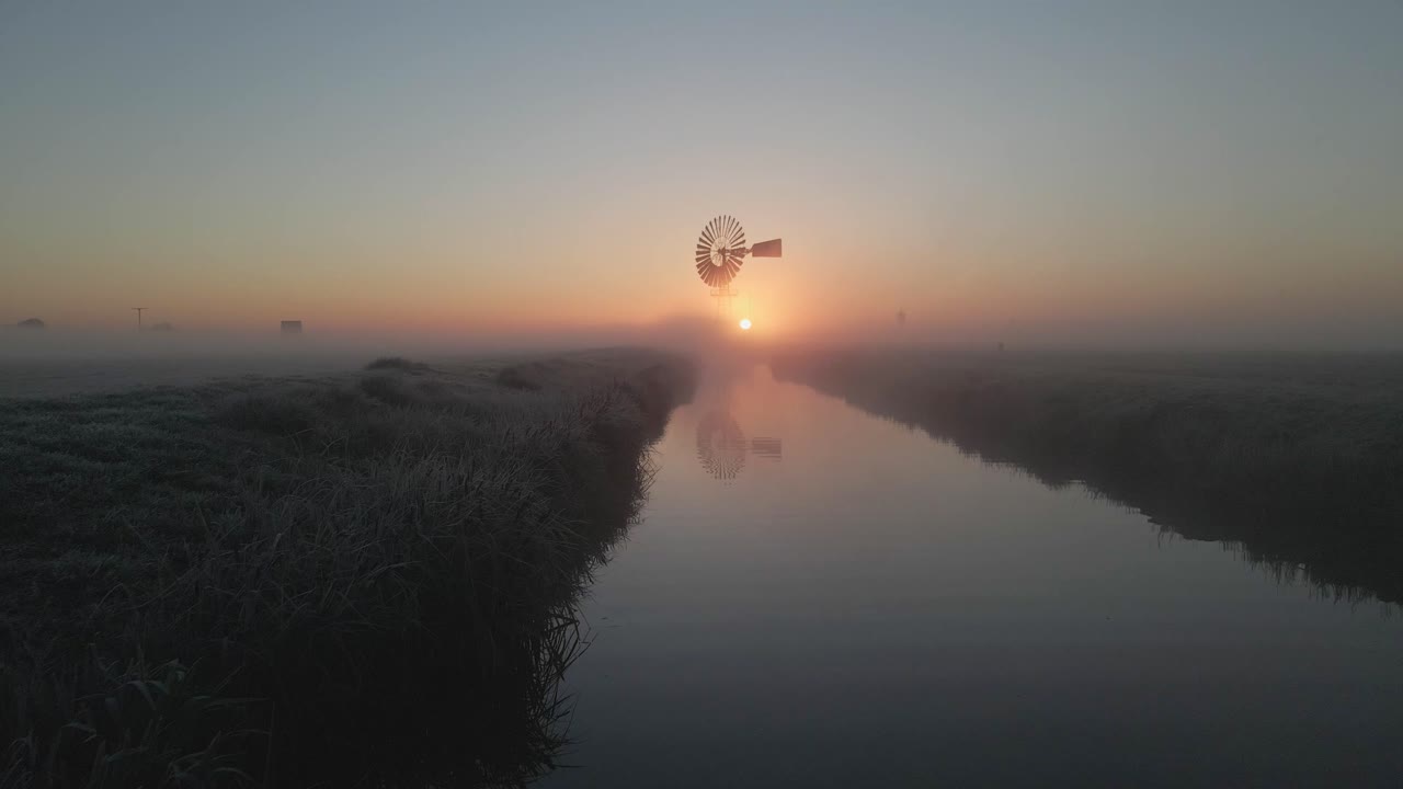 Vecchio mulino a vento americano nella luce nebbiosa del mattino, vista sul prato, Frisia, Paesi Bassi