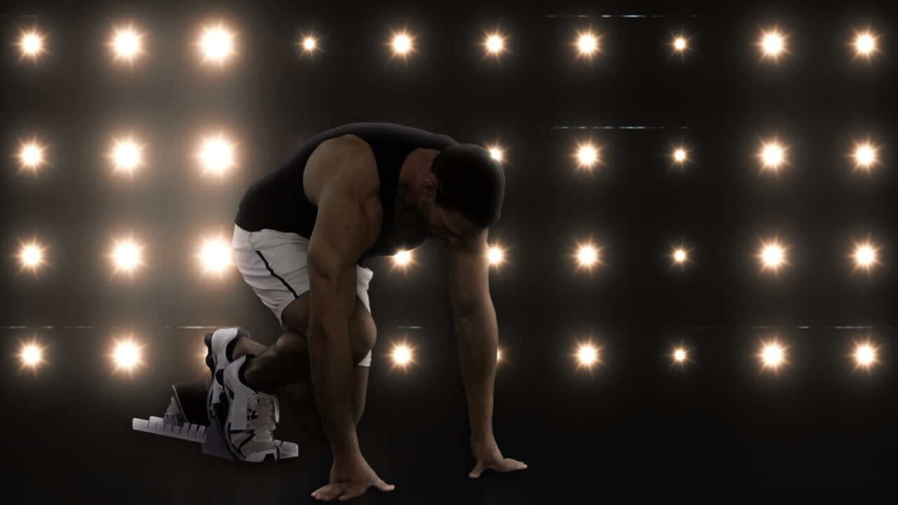 스포츠맨이 박이는 불빛을 향해 달리고 있습니다.