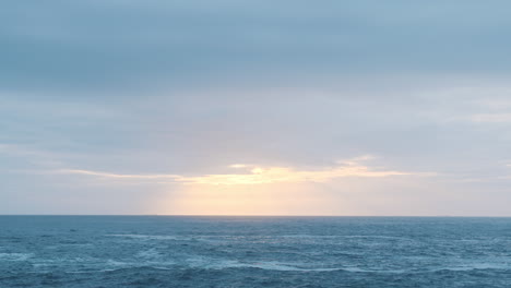 Wunderschöner-Meerblick-An-Einem-Bewölkten-Tag,-Friedlicher-Morgen-Am-Meer