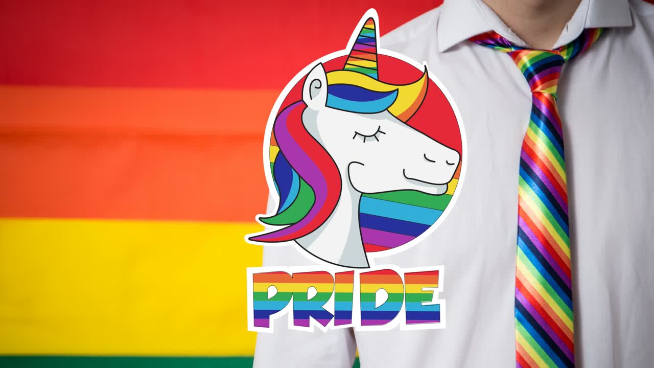 animación del orgullo del arco iris y el unicornio sobre la sección media del hombre caucásico con corbata arco iris