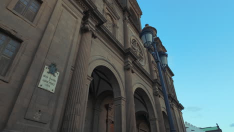 vista lateral de la catedral de santa ana en la ciudad de las palmas de gran canaria y durante la puesta de sol