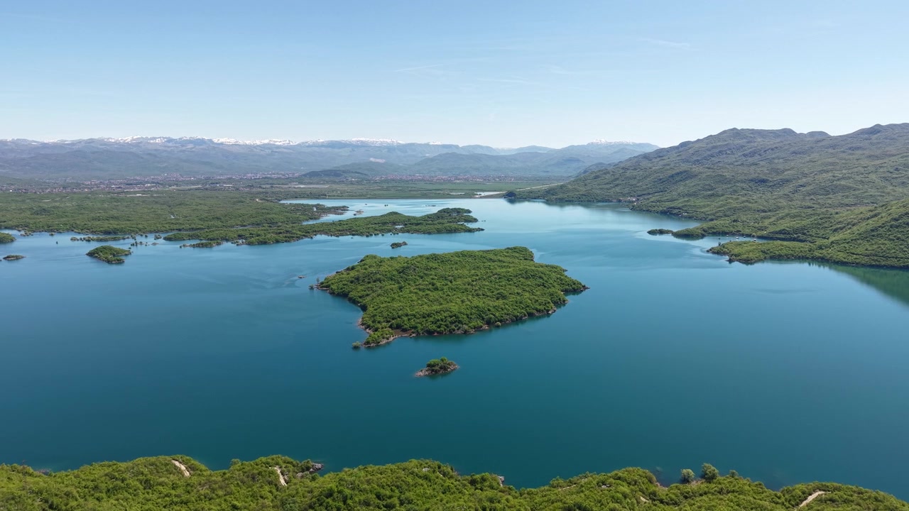 Ripresa con drone del Lago Slano, paesaggio suggestivo e bacino idrico vicino a Nikšić, Montenegro.