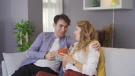 La-Madre-Está-Hablando-Y-Charlando-Con-Su-Hijo-En-Casa.