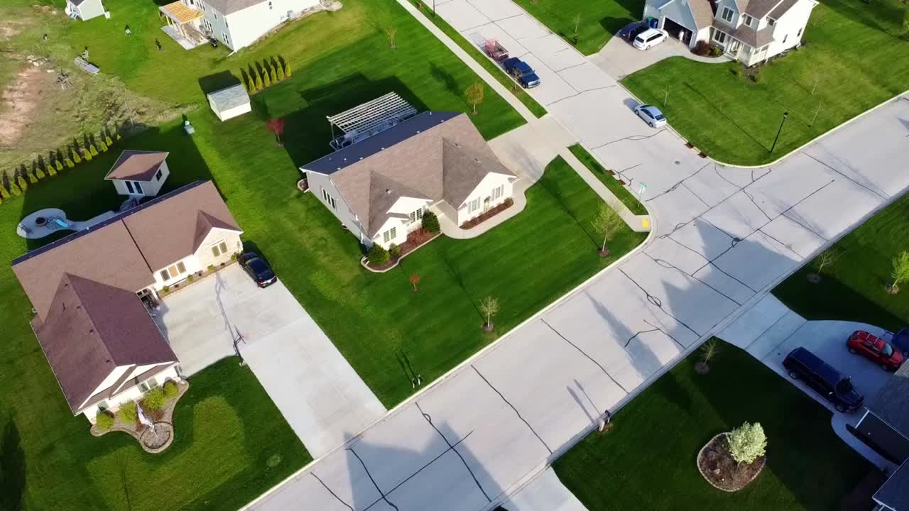 sobrevuelo aéreo de un barrio suburbano en el campo