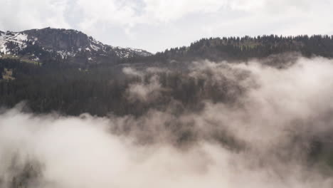 Jib-über-Wolken-In-Einer-Wunderschönen-Bergregion