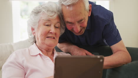 Pareja-Caucásica-Senior-Sonriendo