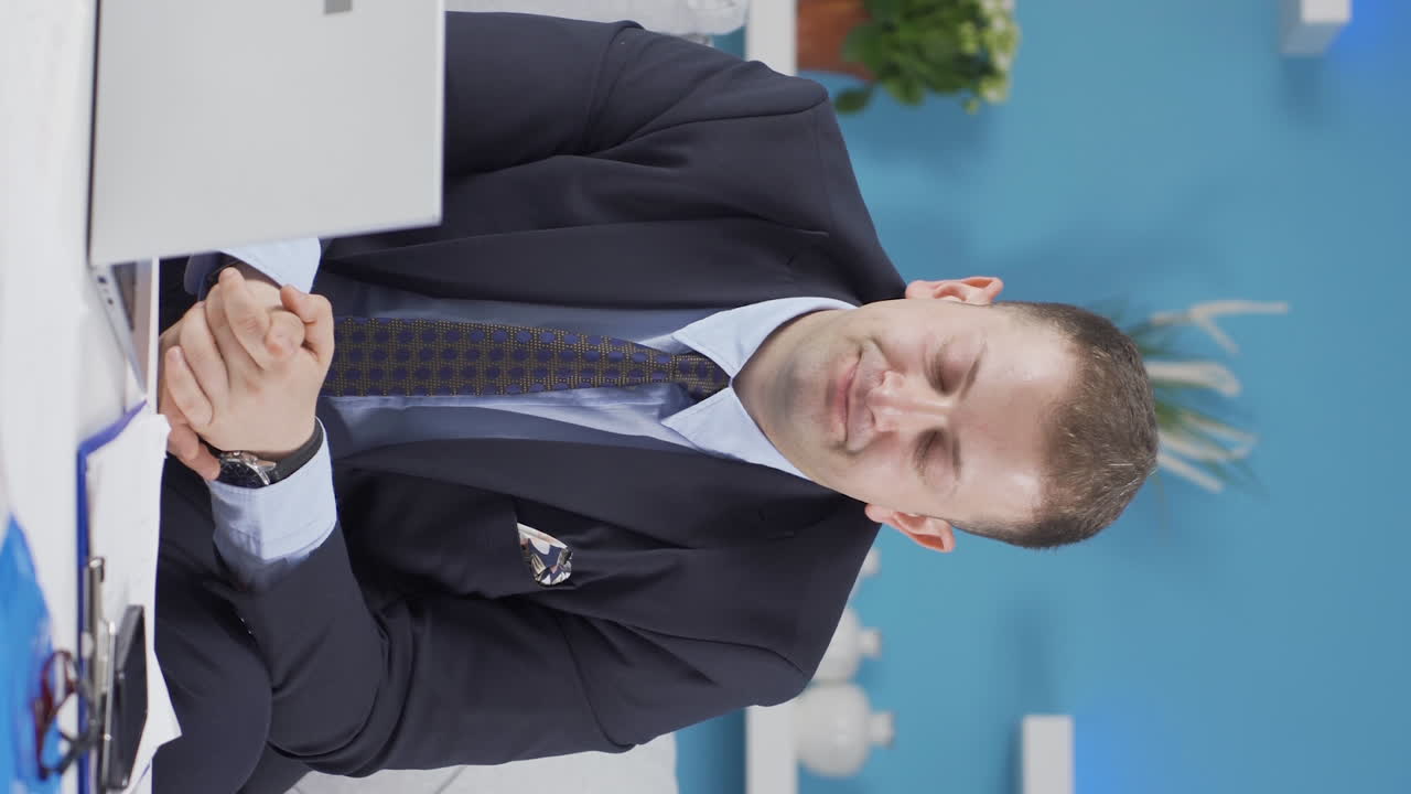 вертикальное видео домашнего офисного работника мужчина чувствует себя физически хорошо.