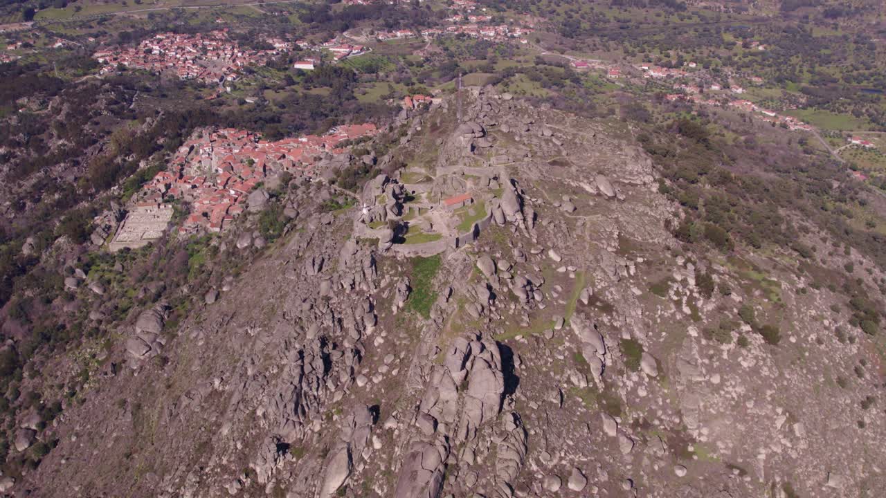 Chiesa a Monsanto con rocce, Portogallo, Castelo Branco
