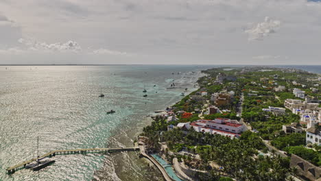 Isla-Mujeres-Mexico-Aerial-V3-Cinematic-Drone-Fliegt-Entlang-Der-Küste-Und-Fängt-Wunderschöne-Badeorte-Und-Inselstadtlandschaften-Ein,-Die-Von-Kristallklarem-Meerwasser-Begrenzt-Werden-–-Aufgenommen-Mit-Mavic-3-Cine-–-Juli-2022