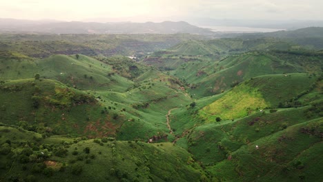 Epischer-Luftblick-Auf-Die-Berge-Mit-Landwirtschaftlichen-Flächen,-Die-Für-Den-Maisanbau-Auf-Der-östlichen-Insel-Sumbawa,-Indonesien,-Bereit-Sind