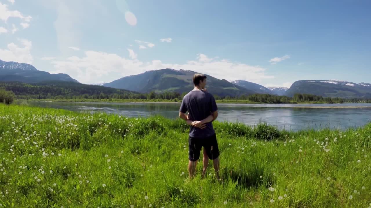 초원 4k에서 서로 포옹하는 커플