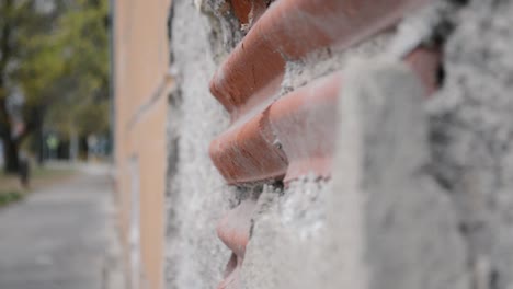 Zerbröckelnde-Mauer-Des-Alten-Gebäudes-In-Einer-Kleinstadt