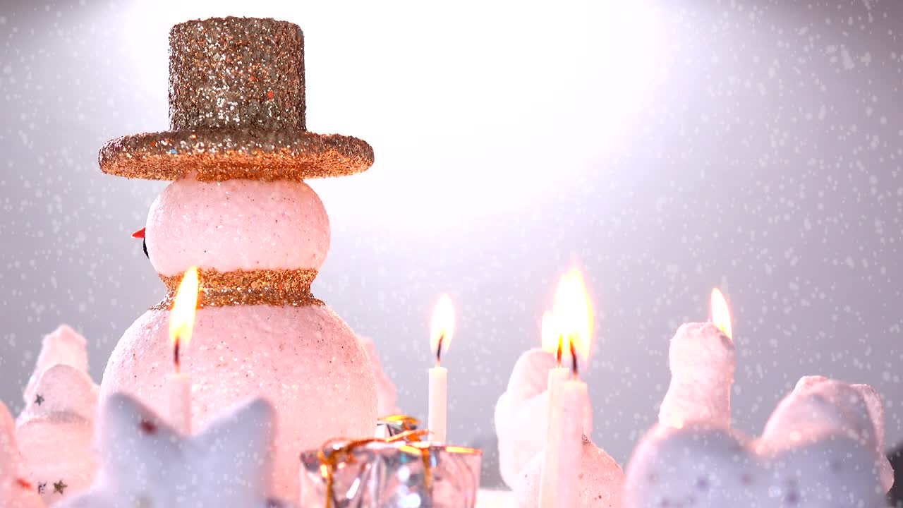 снежный человек на снегу на новый год или рождественские праздники международные., в счастливое время и снег падает.