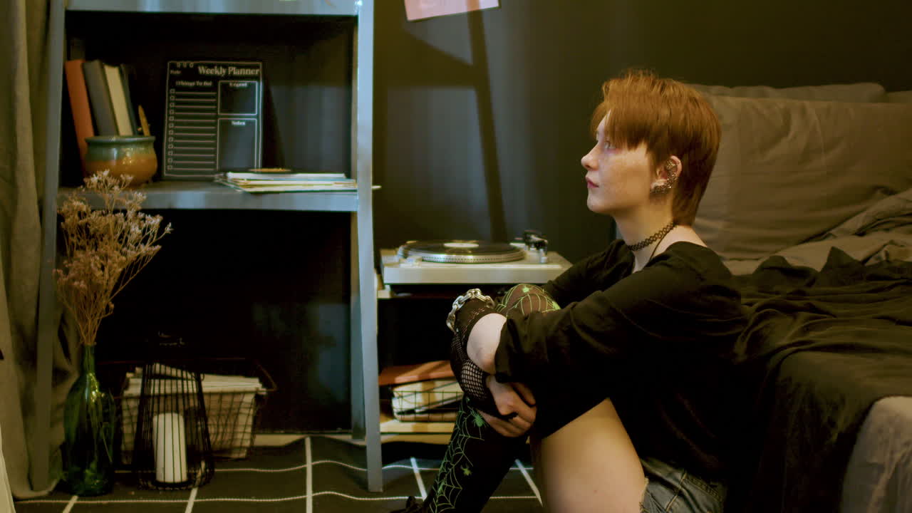 chica en el dormitorio