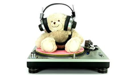 dj de oso de peluche con auriculares en el tocadiscos