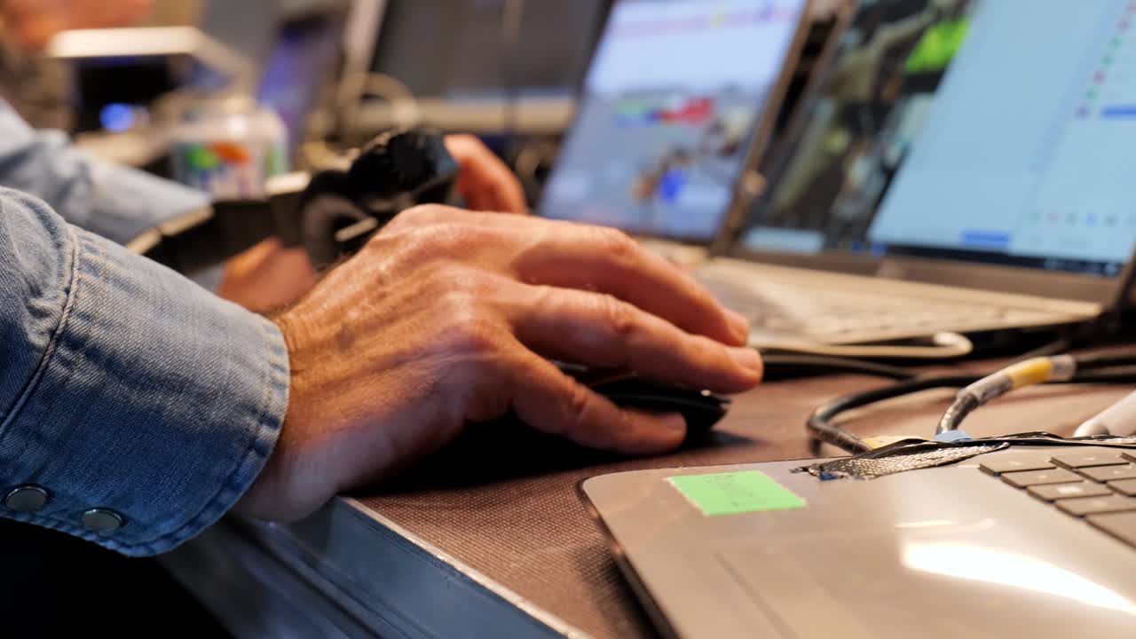 manos de un técnico de video en la producción de una transmisión en vivo