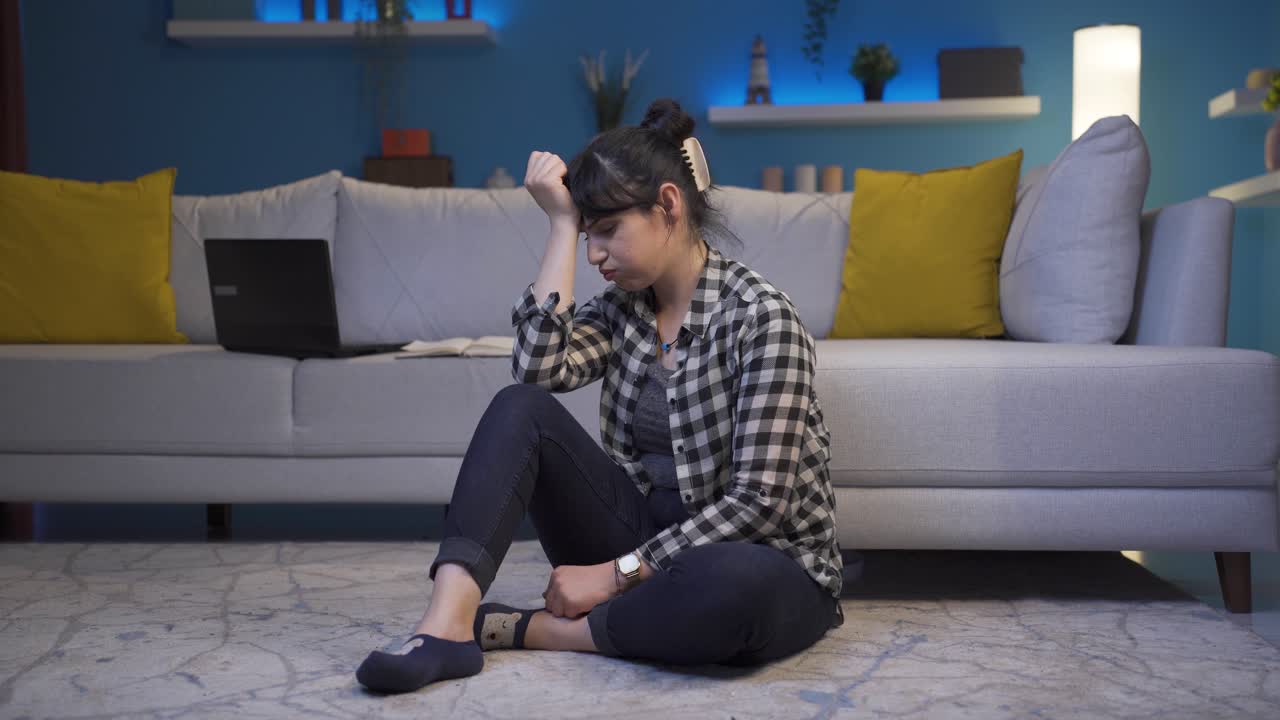 외롭고 슬픈 여자.