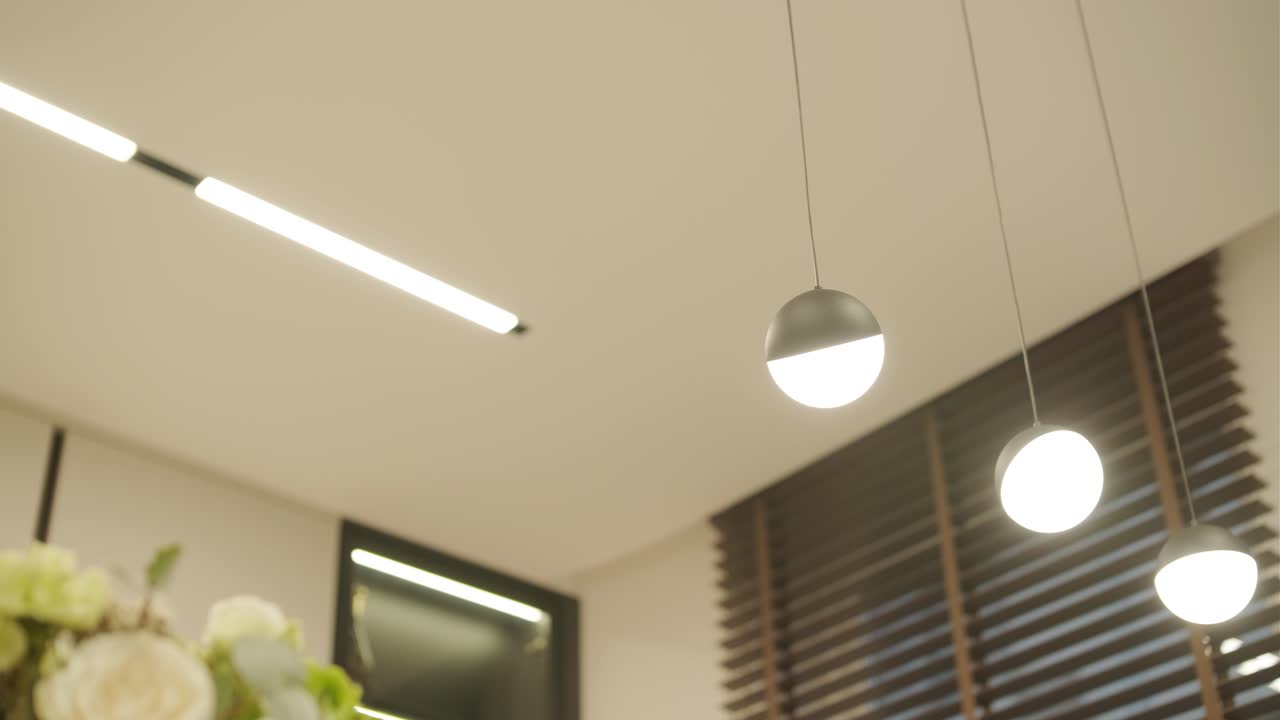 interior de apartamento minimalista moderno con decoración simple, tonos neutrales y líneas limpias. el diseño hace hincapié en la funcionalidad, creando un espacio de vida sereno y organizado.