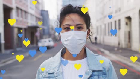 Animación-De-Corazones-Cayendo-Sobre-Mujeres-Birraciales-Con-Mascarilla.