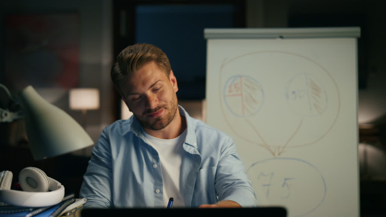 conferenciante positivo videochat remoto lugar de trabajo de cerca. hombre diciendo adiós