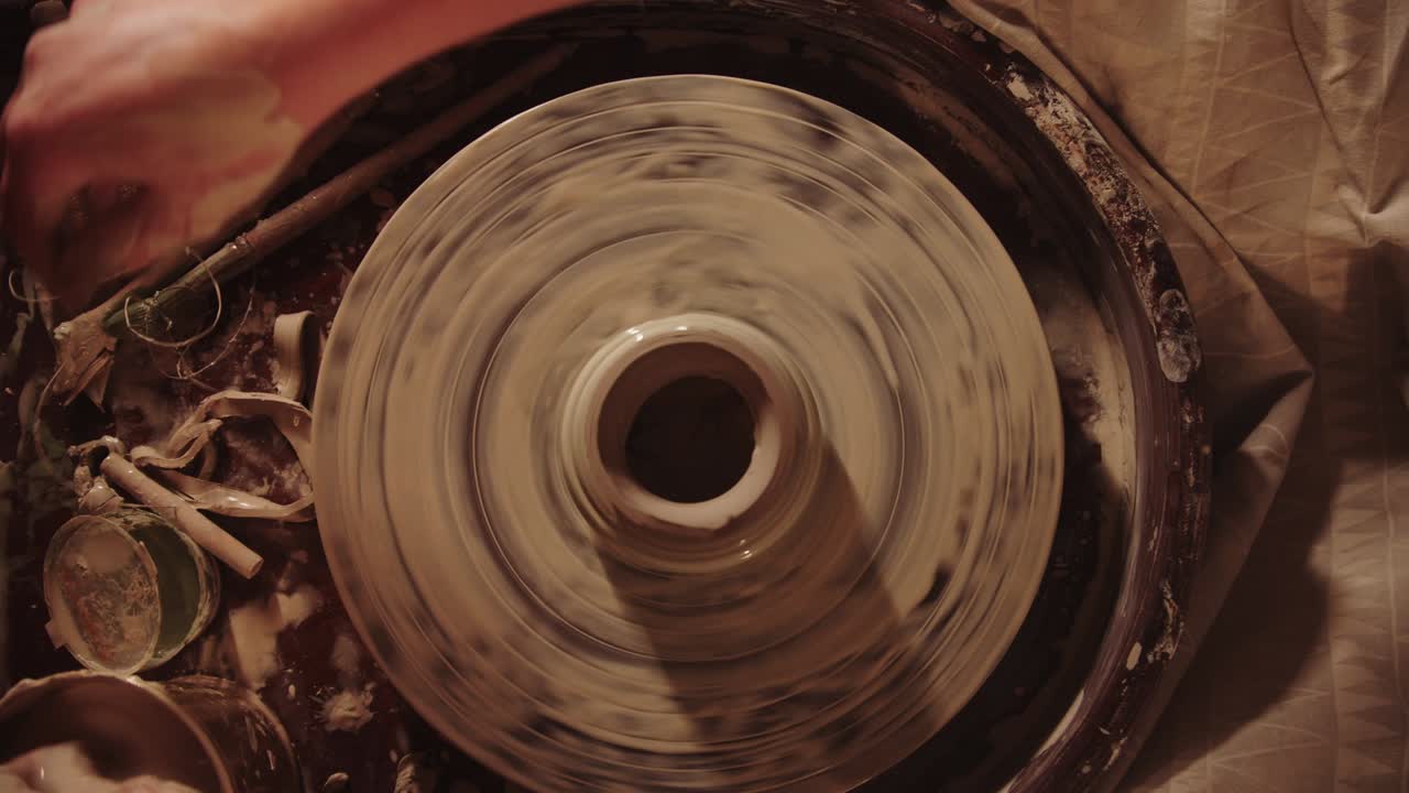 젊은 여자 도자기 가  을 사용 하여 은 점토 를 사용 하고 있다