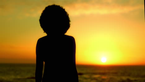 silueta, puesta de sol y celebración mujer