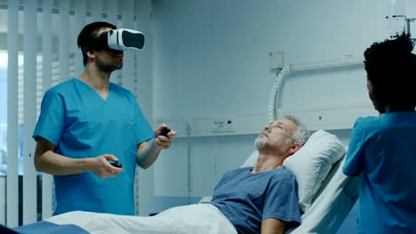 un médico que usa auriculares de realidad virtual y sostiene joysticks cura a un paciente anciano que está acostado en la cama. las tecnologías más avanzadas utilizadas en la sala del hospital futurista.