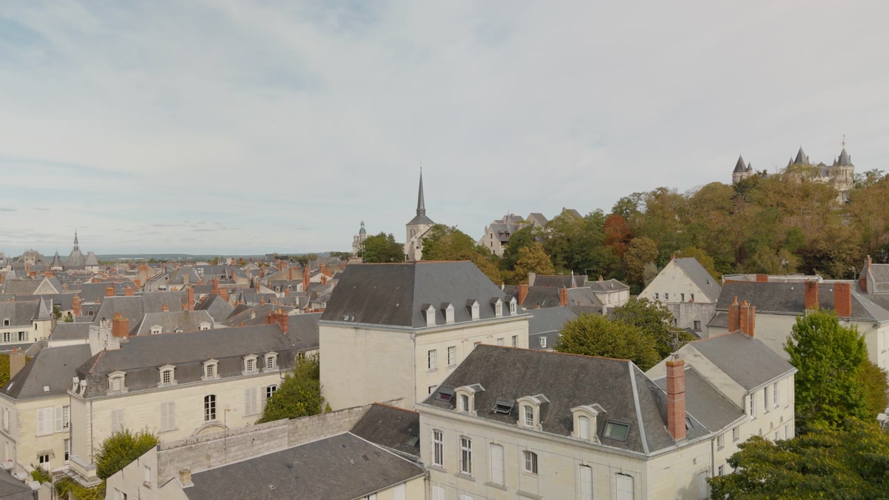 Vista al rallentatore dei tetti di Saumur e della chiesa di Saint Pierre