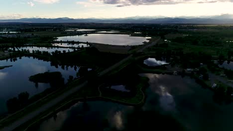 Gloriosa-Puesta-De-Sol-De-Montaña-Con-Reflejos-En-Lagos-Y-Estanques