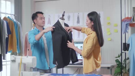 패션 디자인 팀이 슈트를 작업하고 있습니다.