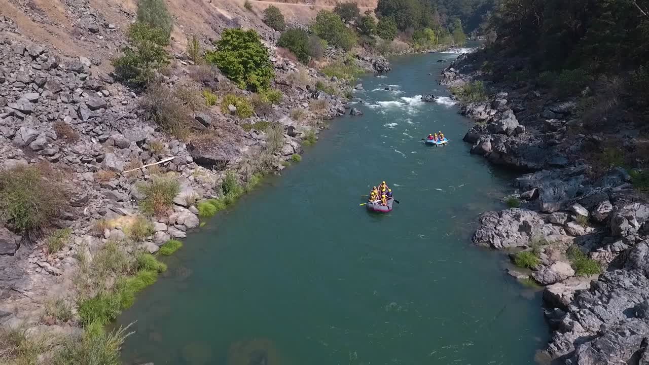 toma aérea de drones de rafting en aguas bravas en un hermoso día soleado en el río trinity en el norte de california 1