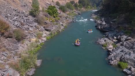 Toma-Aérea-Drone-De-Rafting-En-Un-Hermoso-Día-Soleado-En-El-Río-Trinity-En-El-Norte-De-California-1