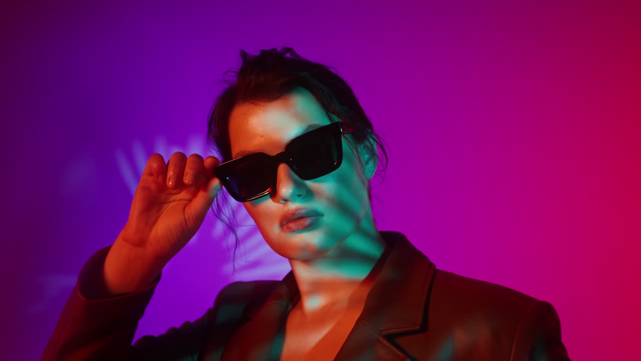 mujer con gafas de sol