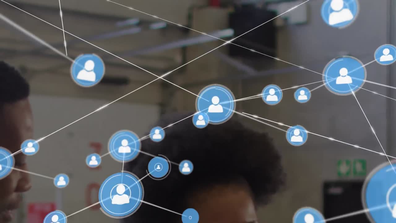 animación de iconos de perfil conectados sobre mujer de negocios afroamericana y hombre de negocios en la oficina