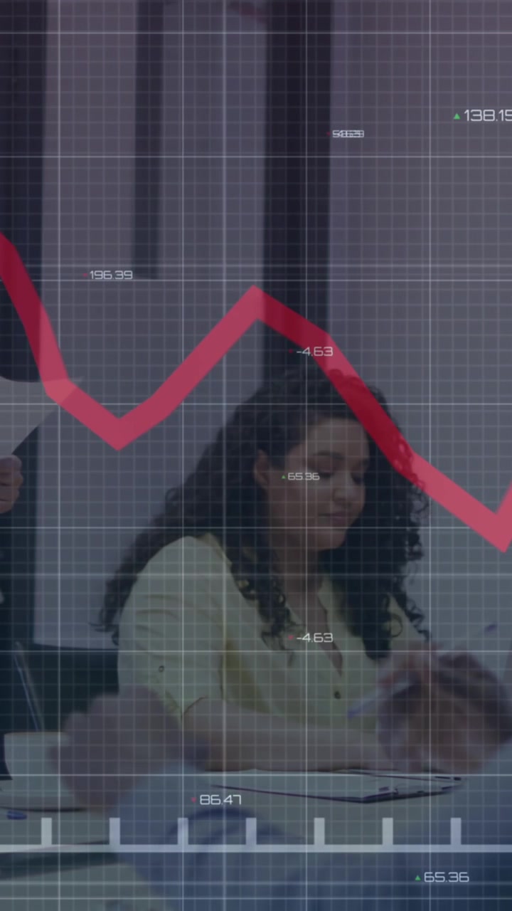 Animazione dell'elaborazione dei dati finanziari su diversi uomini d'affari in ufficio