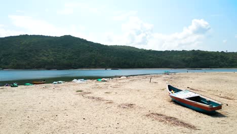 devbag playa vegetación colinas y el río vista amplia