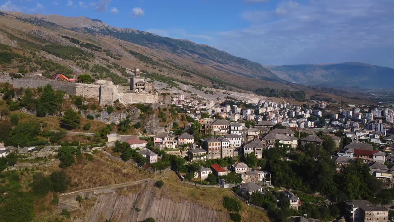 Ilmakuva Gjirokasterista, Albaniasta, jossa näkyy sen historiallinen linna ja perinteinen arkkitehtuuri