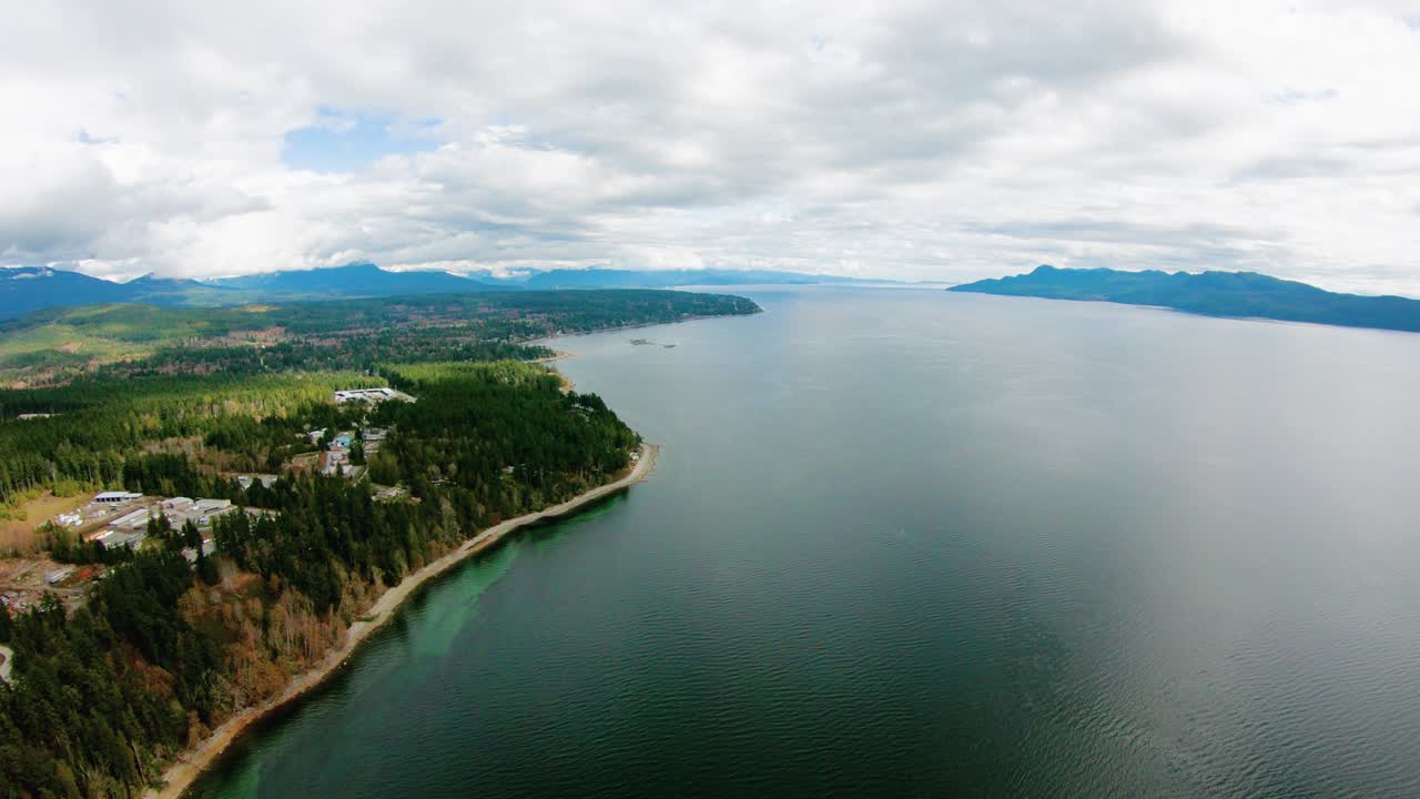 myrtle point powell river, columbia británica, vuelo aéreo por encima de la playa