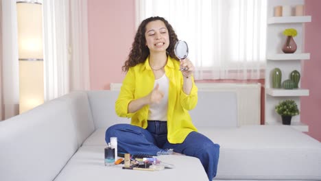 mujer joven mirando sus dientes. mujer joven feliz y hermosa.