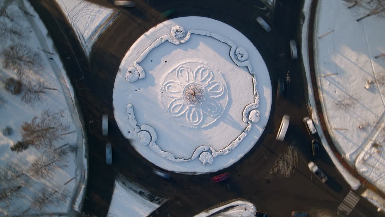 4k 공중 뷰의 순환 도로와 눈 인 원형 자동차 작은 유럽 도시 겨울 날, 속도를 높여