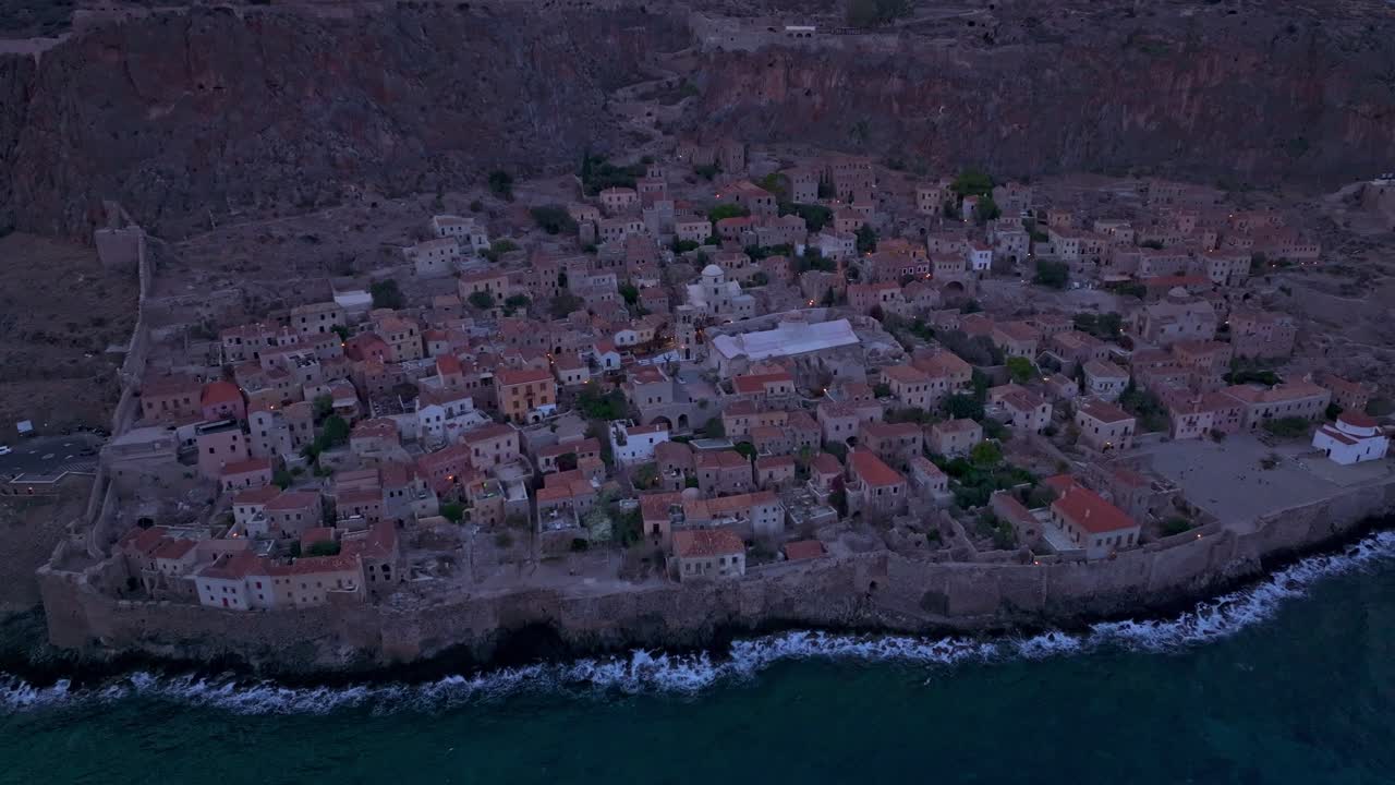 Gün batımı Monemvasia'yı aydınlatıyor, Yunanistan.