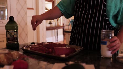 El-Chef-Privado-Masculino-Saltea-La-Carne-De-Res-Mientras-Prepara-La-Cena.