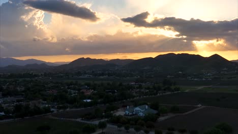 Puesta-De-Sol-Dorada-Sobre-Un-Paisaje-Rural-Tranquilo---Sobrevuelo-Aéreo