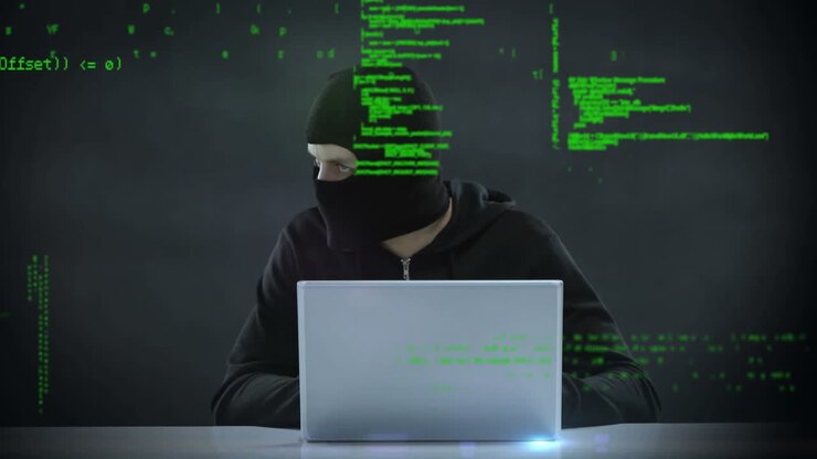 Hacker che usa un laptop
