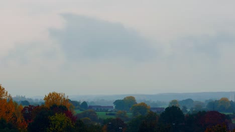 Eine-Landschaftsaufnahme,-Bei-Der-Sie-Die-Wolken-Und-Den-Nebel-Im-Zeitraffer-Mit-Kontinuierlichem-Zoom-Sehen-Können