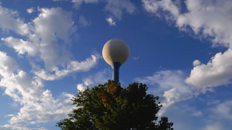 Zeitraffer-Von-Wolken,-Die-Am-Wasserturm-Vorbeiziehen