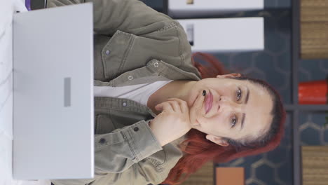 video vertical de una mujer de negocios que tiene una idea creativa.